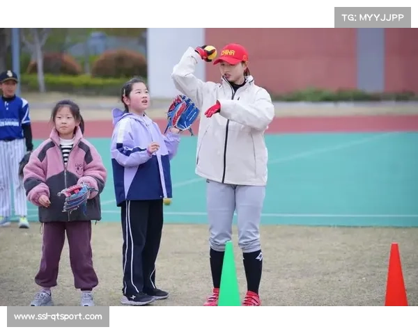 专业教练团队指导社区垒球趣味互动,让各年龄层居民快速上手