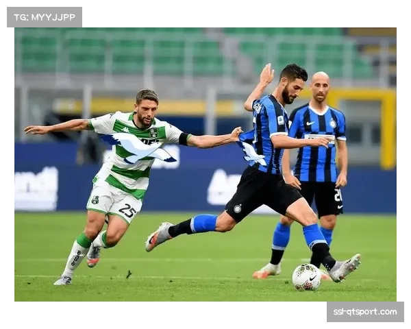 博洛尼亚后卫因战术理解分歧，在场上与门将进行激烈手势交流