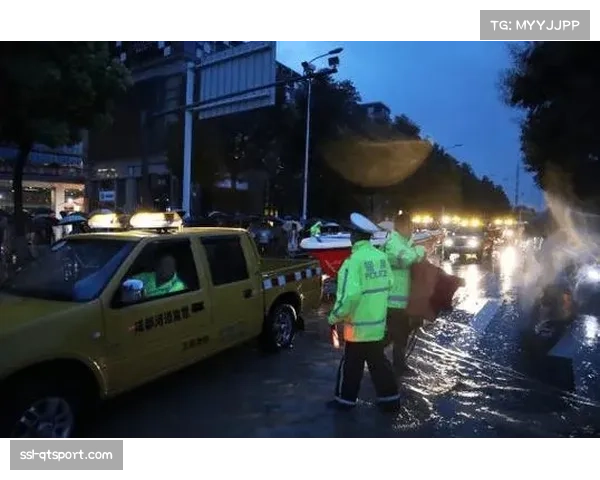 场边镜头:暴雨中成都蓉城队医紧急处理球员抽筋 场边镜头:暴雨中成都蓉城队医紧急处理球员抽筋