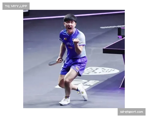 比赛因现场电力故障中断半小时，两队选手在场上带领观众热身